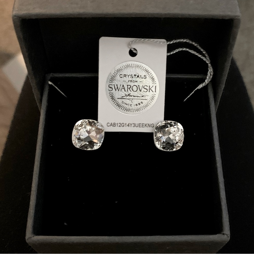 🔥 MUST HAVE ITEM - Swarovski Crystal Stud Earrings - NEW!